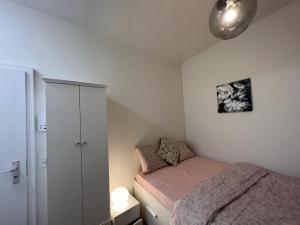 Postel nebo postele na pokoji v ubytování Comfortable Fully Furnished Studio Apartment in Zurich @ S-2