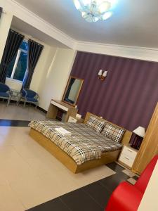- une chambre avec un lit, une table et des chaises dans l'établissement Phú Gia Hotel, à Hô-Chi-Minh-Ville