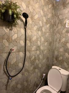 een douche in een badkamer met een toilet bij Glamour camping bedugul in Bedugul
