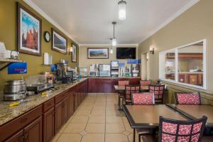 A restaurant or other place to eat at Best Western Richfield Inn
