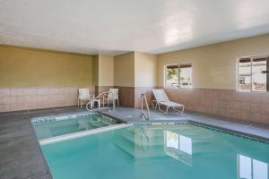 - une piscine avec des chaises et des chaises dans une chambre d'hôtel dans l'établissement Best Western Richfield Inn, à Richfield