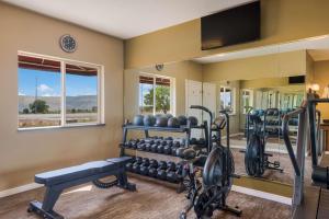 une salle de sport avec des tapis de course dans l'établissement Best Western Richfield Inn, à Richfield