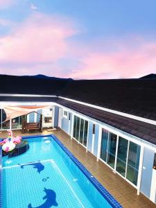 een zwembad op het dak van een gebouw bij Sun Poolvilla Bangsaray in Bang Sare