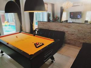 een pooltafel in een woonkamer met een pooltafel bij Sun Poolvilla Bangsaray in Bang Sare
