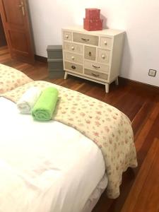 Postel nebo postele na pokoji v ubytování Precioso apartamento vintage en el centro de Haro + 3 fotografie