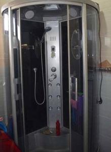 een douche in een badkamer met een glazen deur bij Kyzart Guesthouse in Bagysh
