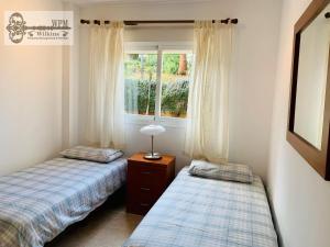 Postel nebo postele na pokoji v ubytování Beautiful 2-Bed Apartment in Casares Costa + 10 fotografií