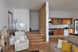 un soggiorno con divano e cucina di Charming Villa in Fajã da Ovelha with Private Pool a Fajã da Ovelha