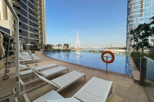 Bazén v ubytování KeyHost - Superior 3BR Sea View - 52 42 Towers Dubai Marina- K2920 nebo v jeho okolí