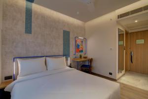 Postel nebo postele na pokoji v ubytování 7 Apple Hotel Nashik