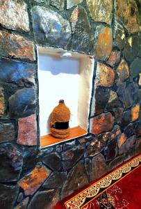 a window in a stone wall with a hat on it at ROSES HOUSE OMAN 2 in Al ‘Aqar +15 photos