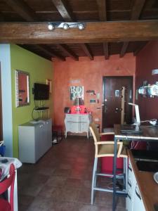 a kitchen with green and orange walls and a table at Casa Giampy in Bergamo