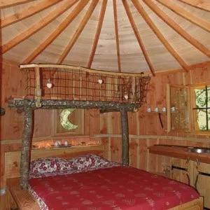 een kamer met een bed in een tent bij Les Cabanes de Brassac in Brassac