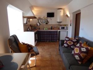 salon z kanapą i kuchnią w obiekcie Cave Holidays Andalucia w mieście Los Carriones