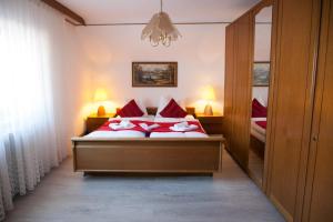 Posteľ alebo postele v izbe v ubytovaní Hotel Bergkristall