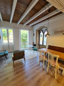 uma sala de estar com uma mesa de madeira e cadeiras em Pensión A Xanela em Pontevedra