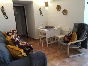 Część wypoczynkowa w obiekcie Cave Holidays Andalucia