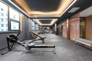 Luliang的住宿－吕梁中央公园亚朵酒店，大楼内带有氧器材的健身房