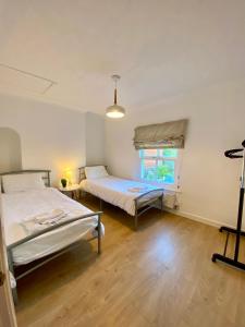 Katil atau katil-katil dalam bilik di EasyRest Spalding - 5 Beds & Free Parking - Central & Quiet Location - 3rd Bedroom Optional - Entire Spacious House