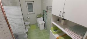 La salle de bains blanche est pourvue de toilettes et d'un lavabo. dans l'établissement APARTMENTS KRAPEC2, à Ježdovec