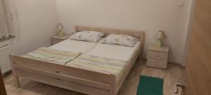 una piccola camera da letto con un letto con due cuscini di APARTMENTS KRAPEC2 a Ježdovec