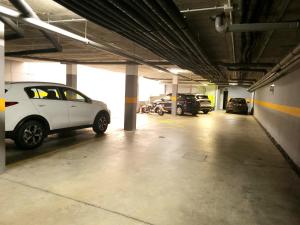 un garage con diverse auto parcheggiate all'interno di Capitol Boutique Hotel a Santiago de Compostela