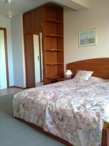 コウォブジェクにあるApartment Lux Mewaのベッドルーム1室(大型ベッド1台、木製ヘッドボード付)