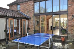 a ping pong table in the courtyard of a house at The Granary, Norfolk in Norwich