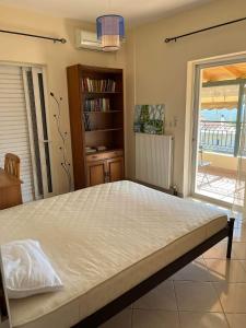 uma cama grande num quarto com uma janela em Beautiful & cosy 5-Bedroom Villa - Peloponnese em Pídhima