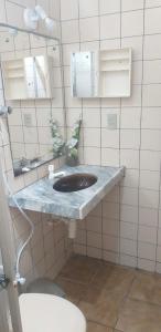 y baño con lavabo y aseo. en Pousada Princesa do Mar, en Tamandaré