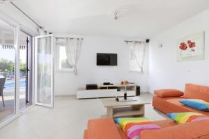 TV a/nebo společenská místnost v ubytování Villa Mirta in Crni (Haus für 8 Personen)