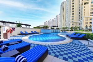 Басейн в Retaj Baywalk Residence або поблизу