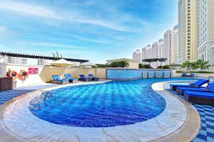 Басейн в Retaj Baywalk Residence або поблизу