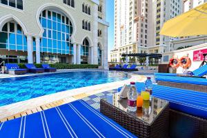Басейн в Retaj Baywalk Residence або поблизу