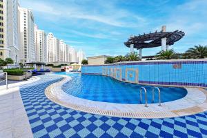 Басейн в Retaj Baywalk Residence або поблизу