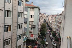 vistas a una calle de la ciudad con coches y edificios en Midtown Hotel Apartments 202(0+1), en Estambul