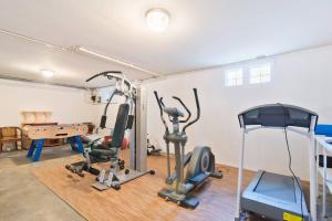 einen Fitnessraum mit Laufbändern und Heimtrainern in einem Zimmer in der Unterkunft Villa Bakéa - Plage 10mn à pied in Saint-Jean-de-Luz