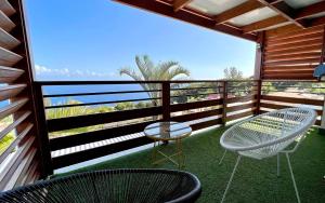 2 chaises et une table sur un balcon dans l'établissement Villa Horizon, à Saint-Joseph