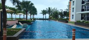 Kolam renang di atau dekat dengan Abe Studio Home Timurbay Seafront