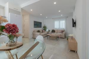 sala de estar con mesa de cristal y sofá en Apartamento céntrico Orive en Córdoba