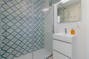 a bathroom with a shower and a sink at Apartamento centrico Orive in Córdoba +17 photos