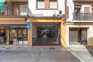 una tienda con una puerta en una calle de la ciudad en Apartamento céntrico Orive, en Córdoba