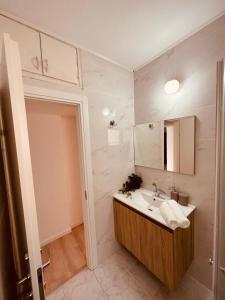 een badkamer met een wastafel en een spiegel bij Bat Yam apartment in Bat Yam