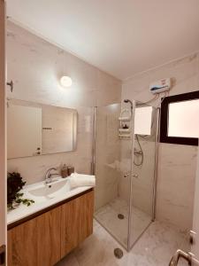 een badkamer met een wastafel en een douche bij Bat Yam apartment in Bat Yam