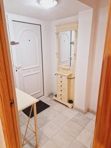 een kleine kamer met een spiegel en een dressoir bij Magnifico chalet adosado en Torrevieja, Alicante. in Torrevieja