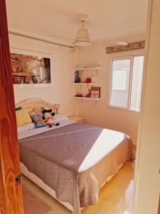 een slaapkamer met een bed met twee knuffels erop bij Magnifico chalet adosado en Torrevieja, Alicante. in Torrevieja