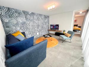 uma sala de estar com um sofá e uma mesa em MarAvilia Apartment - Nuova Wallbox per ricarica auto elettriche em Monte Ceneri