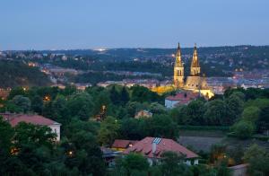 uma vista de uma cidade à noite com uma igreja em Holiday Inn Prague, an IHG Hotel em Praga