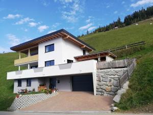 uma casa branca numa colina com uma garagem em Much`s Bergstüberl em Wattenberg