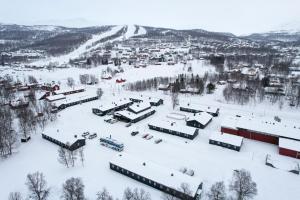 una vista aérea de una ciudad en la nieve en STF Hemavans Fjällcenter en Hemavan